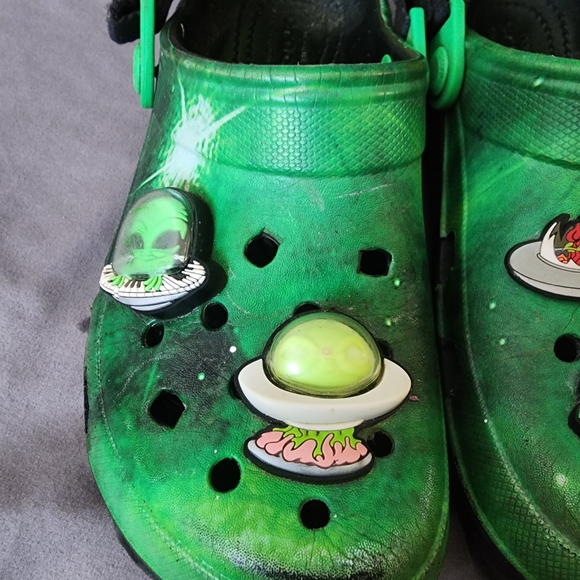 CROCS Green Kids Sandals with Alien Charms - Picture 2 of 9